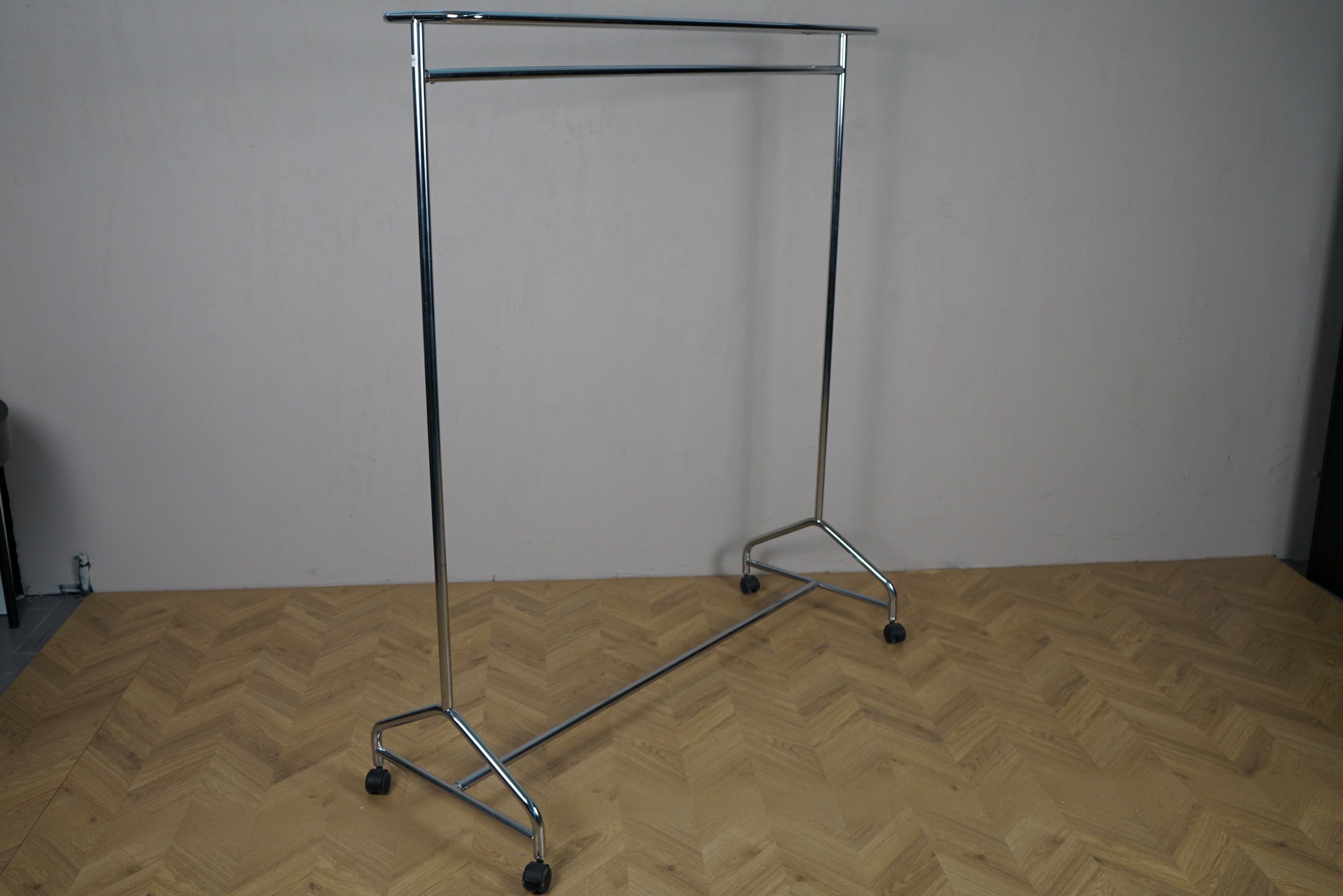 Krom tøjstativ med hattehylde på hjul – robust garderobestativ 172x150x55 cm, set forfra